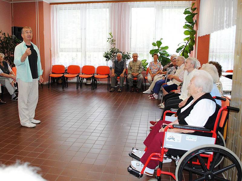 Tanec jako terapie. Takový přístup zkusili v Domově pro seniory na chebském sídlišti Skalka.