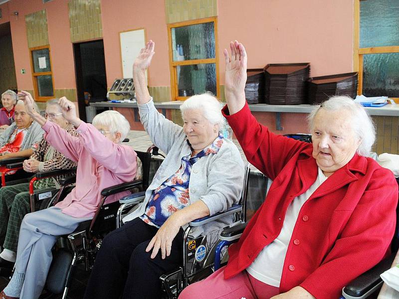 Tanec jako terapie. Takový přístup zkusili v Domově pro seniory na chebském sídlišti Skalka.