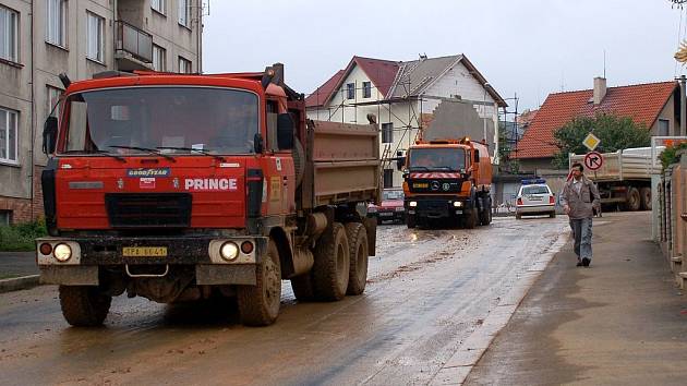 Nákladní automobily změnily chebskou Čapkovu ulici v území plné jemného bahna