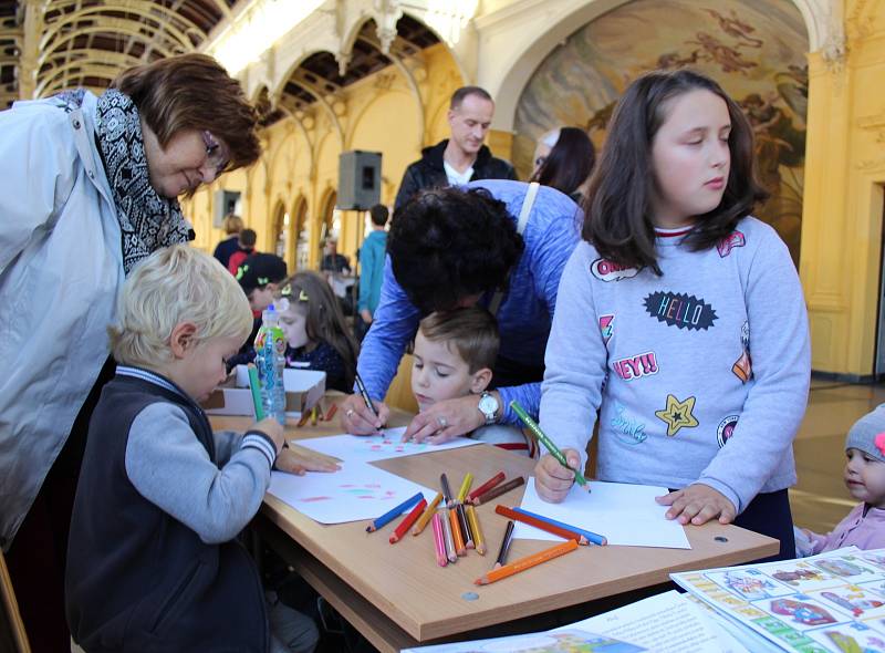 Pestrobarevná jablka a hrušky, voňavé, čerstvě upečené štrúdly a pestrobarevné dětské obrázky. Takový byl ve zkratce další ročník vyhlášeného Lázeňského festivalu jablek v Mariánských Lázních.