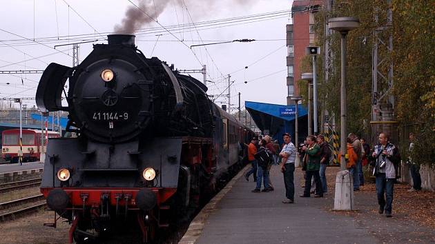 Parní lokomotiva se na chebském nádraží stala předmětem zájmu cestujících všech věkových kategorií