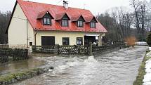 V JEZERO se proměnil malý potůček u Milíkova. Voda zatopila přilehlé louky a pastviny na mnoha místech v okolí obce. 