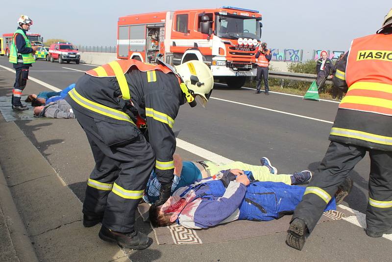 Záchranářské manévry při hromadné nehodě na D6.