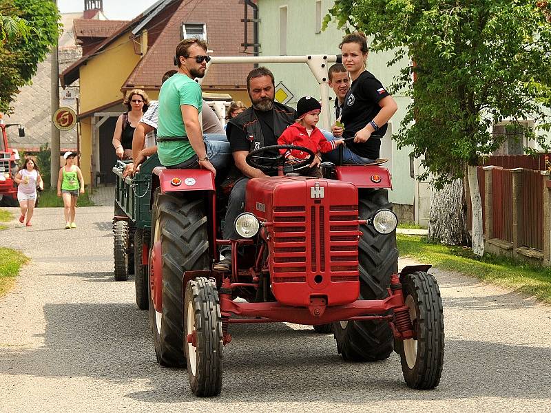 ORGANIZÁTORY SRAZU TRAKTORŮ ve Skalné potěšila účast německých přátel s jejich stroji. 