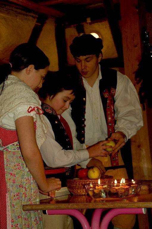 Vystoupení folklorního souboru Marjánek přitáhlo řadu návštěvníků na hrad Seeberg v Ostrohu.