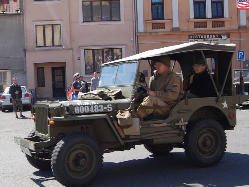 OSLAVY OSVOBOZENÍ. V rámci oslav 71. výročí osvobození přijel do Teplé a pak do dalších míst military convoy.