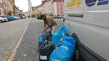 Celkem dvanáct pytlů s plastovými víčky putovalo do Kopřivnice u Ostravy z Chebského deníku. 