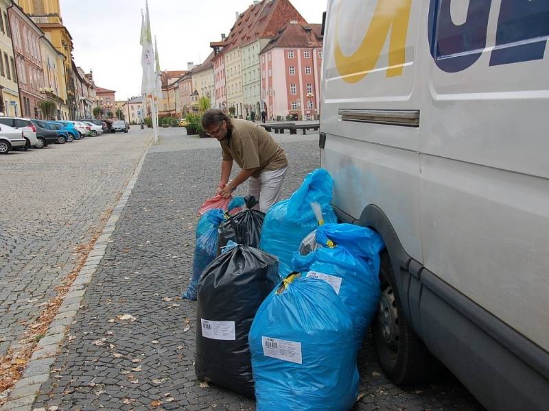 Celkem dvanáct pytlů s plastovými víčky putovalo do Kopřivnice u Ostravy z Chebského deníku. 