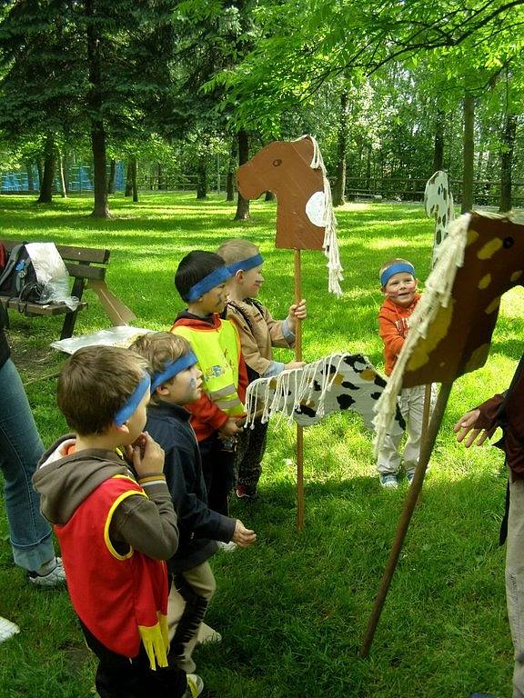 Děti z chebské mateřské školy Pohádka v Dragounské ulici si užily oslavu Dne dětí jako indiáni