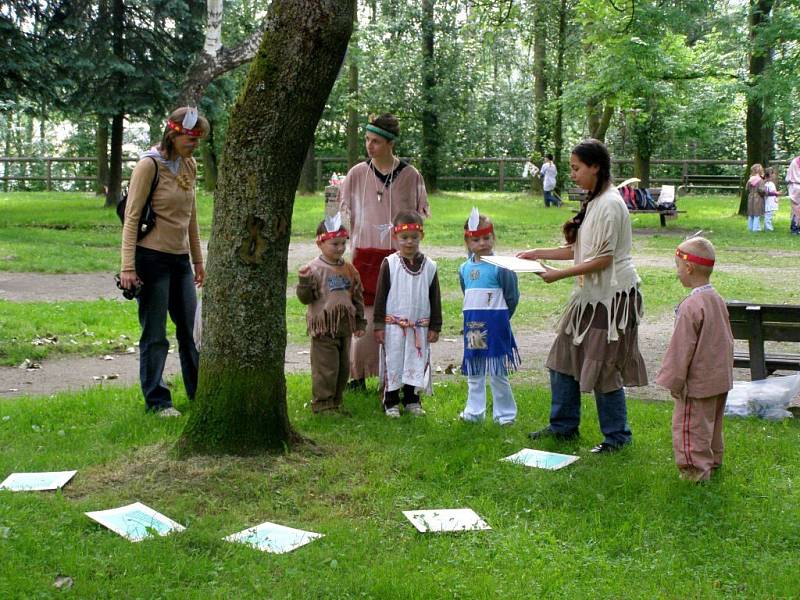 Děti z chebské mateřské školy Pohádka v Dragounské ulici si užily oslavu Dne dětí jako indiáni