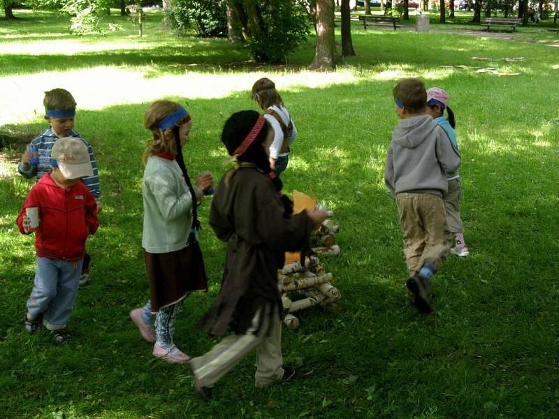 Děti z chebské mateřské školy Pohádka v Dragounské ulici si užily oslavu Dne dětí jako indiáni