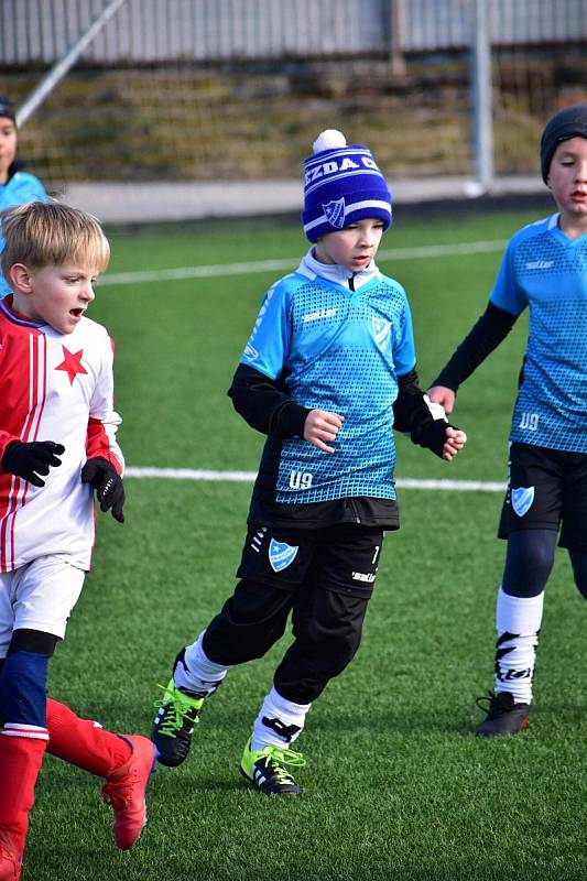 FK Hvězda Cheb se zapojuje do pomoci Ukrajině po svém. Už nyní totiž probíhají tréninky, kde trénuji mladí ukrajinští hráči. Zapojit se mohou kluci i holky všech věkových kategorií, které Hvězda provozuje.