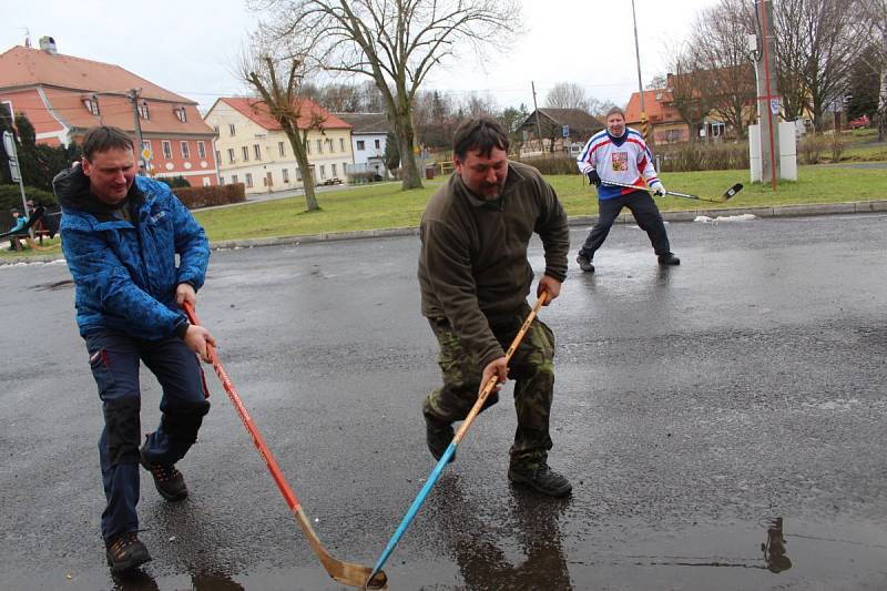 TRADICE. Oslavy příchodu nového roku se v Milíkově neobejdou bez srandamače v hokeji. 