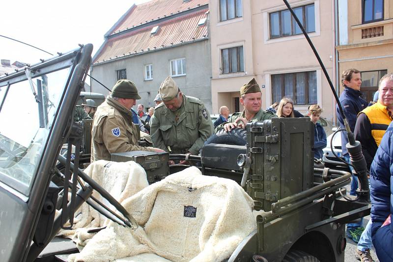 ORIGINÁLNÍ BOJOVÁ TECHNIKA projela v rámci oslav 72. výročí osvobození Karlovarským krajem. Zastávku si military convoy udělal tradičně i v Teplé, kde si všichni mohli vozidla prohlédnout.