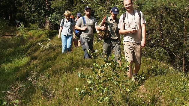 TURISTÉ SE OPĚT VYDAJÍ malebnou přírodou v okolí Chebu. 