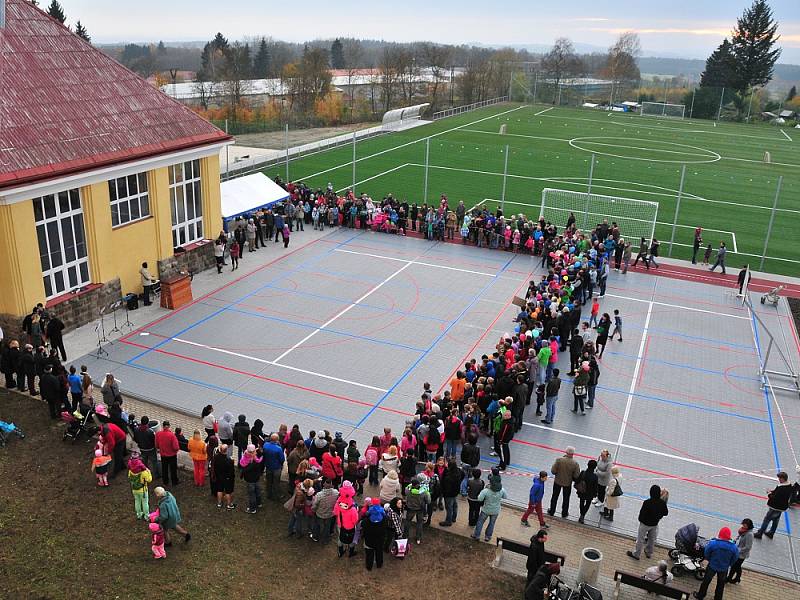 OTEVŘENÍ zrenovovaného hřiště v Okružní ulici v Aši se zúčastnily desítky lidí. 