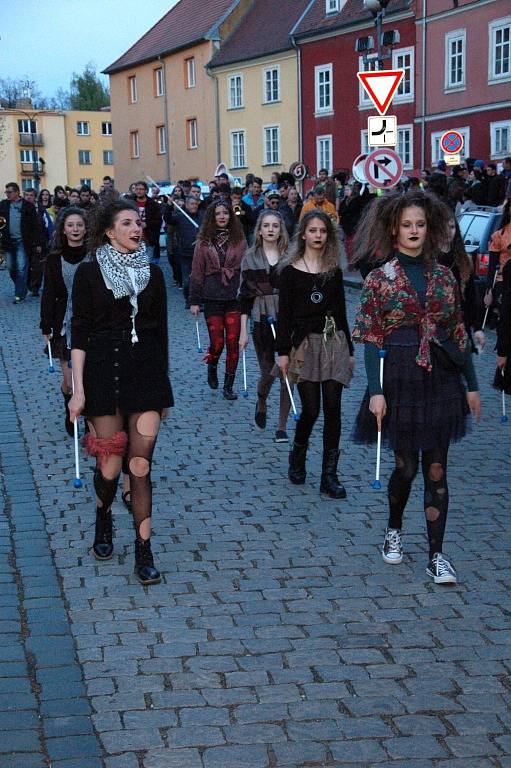 Tradiční lampionový průvod se o víkendu vydal z chebského náměstí do areálu Krajinky. Akci oživil také chebský Mládežnický dechový orchestr. 