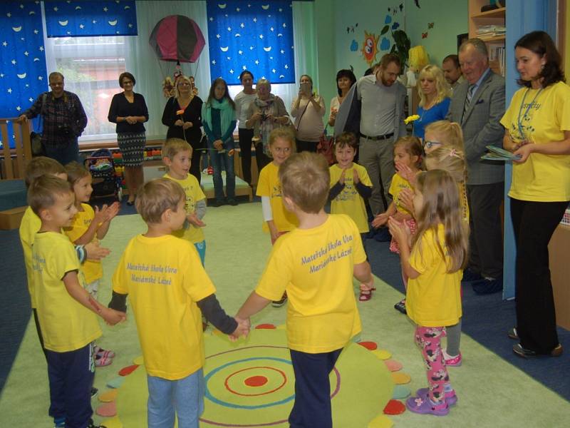   ŠKOLKA HROU. Mateřská škola Vora Mariánské Lázně otevřela Metodické centrum pro předškolní vzdělávání. Děti se v rámci projektu seznámí se spoustou zajímavých věcí. Například se naučí pracovat s interaktivní tabulí.