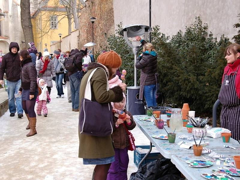 Velký dětský festival Vítání jara přilákal rodiny s dětmi do chebské Klášterní zahrady. 