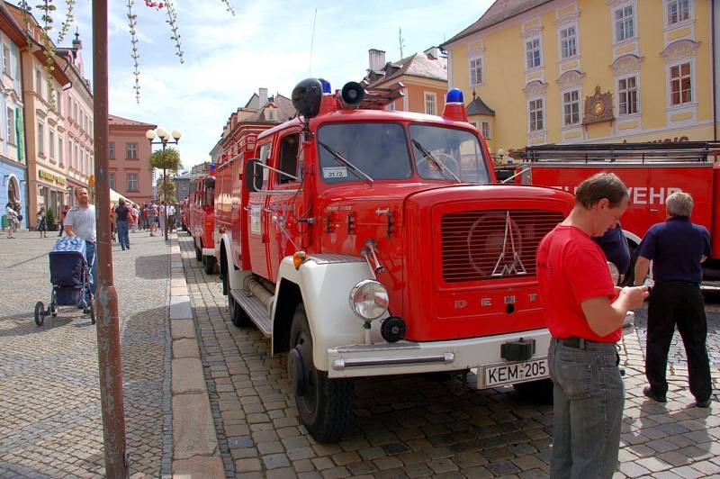 Přehlídka hasičských veteránů na chebském náměstí Krále Jiřího z Poděbrad