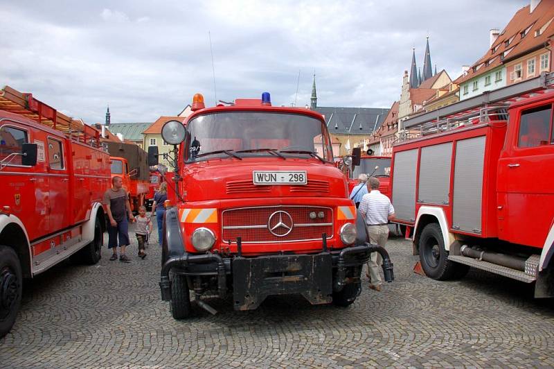 Přehlídka hasičských veteránů na chebském náměstí Krále Jiřího z Poděbrad