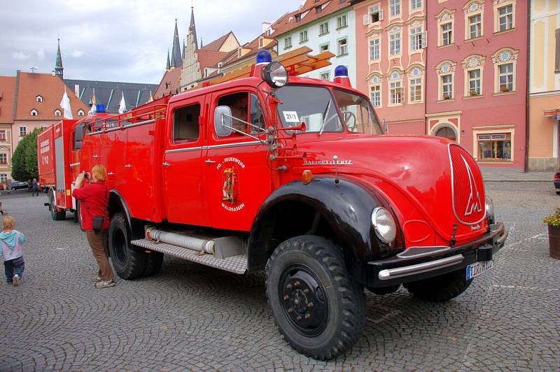 Přehlídka hasičských veteránů na chebském náměstí Krále Jiřího z Poděbrad