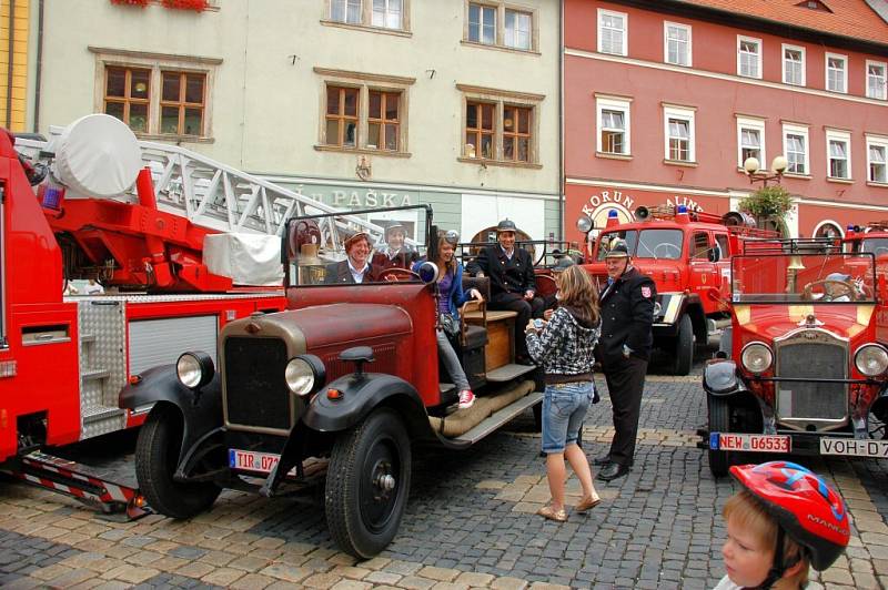 Přehlídka hasičských veteránů na chebském náměstí Krále Jiřího z Poděbrad