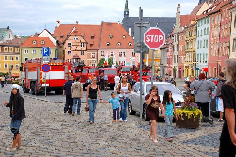 Přehlídka hasičských veteránů na chebském náměstí Krále Jiřího z Poděbrad