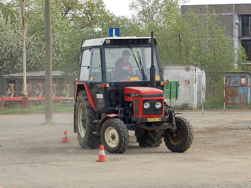 Studenti středních škol a učilišť si dali sraz na školním statku v Dolních Dvorech v oblastním kole soutěže Jízda zručnosti. Osmnáct mladých zemědělců ze šesti škol se zde sešlo, aby ukázali své umění za volantem traktoru. 