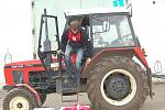 Studenti středních škol a učilišť si dali sraz na školním statku v Dolních Dvorech v oblastním kole soutěže Jízda zručnosti. Osmnáct mladých zemědělců ze šesti škol se zde sešlo, aby ukázali své umění za volantem traktoru. 