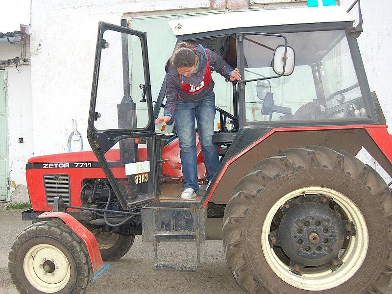 Studenti středních škol a učilišť si dali sraz na školním statku v Dolních Dvorech v oblastním kole soutěže Jízda zručnosti. Osmnáct mladých zemědělců ze šesti škol se zde sešlo, aby ukázali své umění za volantem traktoru. 