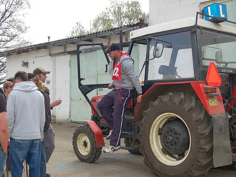 Studenti středních škol a učilišť si dali sraz na školním statku v Dolních Dvorech v oblastním kole soutěže Jízda zručnosti. Osmnáct mladých zemědělců ze šesti škol se zde sešlo, aby ukázali své umění za volantem traktoru. 