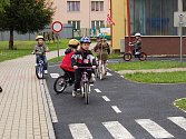 Už i předškolní děti vědí, jak se mají chovat v silničním provozu. Na dopravním hřišti si to mohli vyzkoušet předškoláci z chebské Mateřské školy Pohádka společně s žáky přípravné třídy 2. ZŠ Cheb.