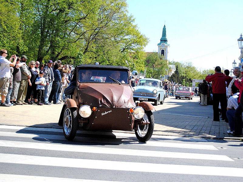 Františkovy Lázně oslnily ladné křivky veteránů.