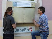 BABYBOX už je na svém místě. Zdeněk Juřica (vpravo) nainstaloval schránku na odložené děti v areálu mariánskolázeňské nemocnice. Babybox bude sloužit od června.
