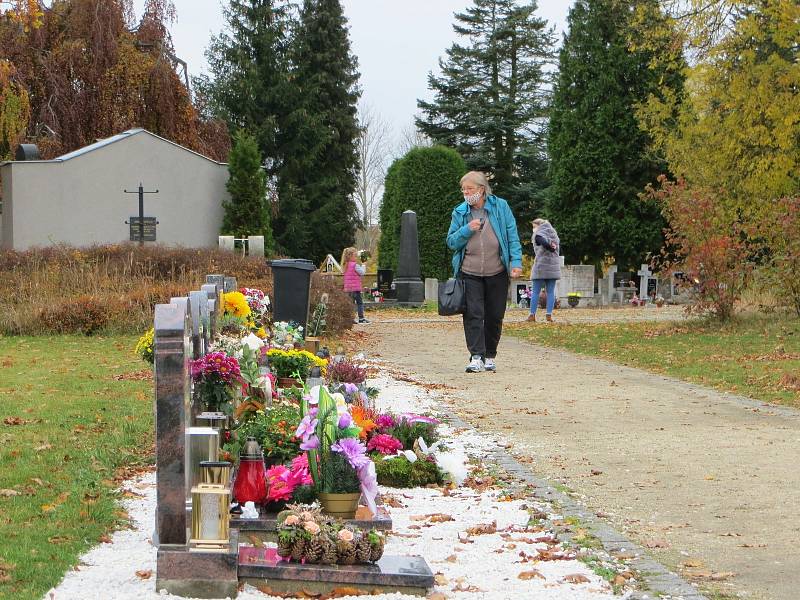 O víkendu, dva dny před svátkem Všech zesnulých, zavítalo na městský hřbitov v Chebu několik desítek lidí.