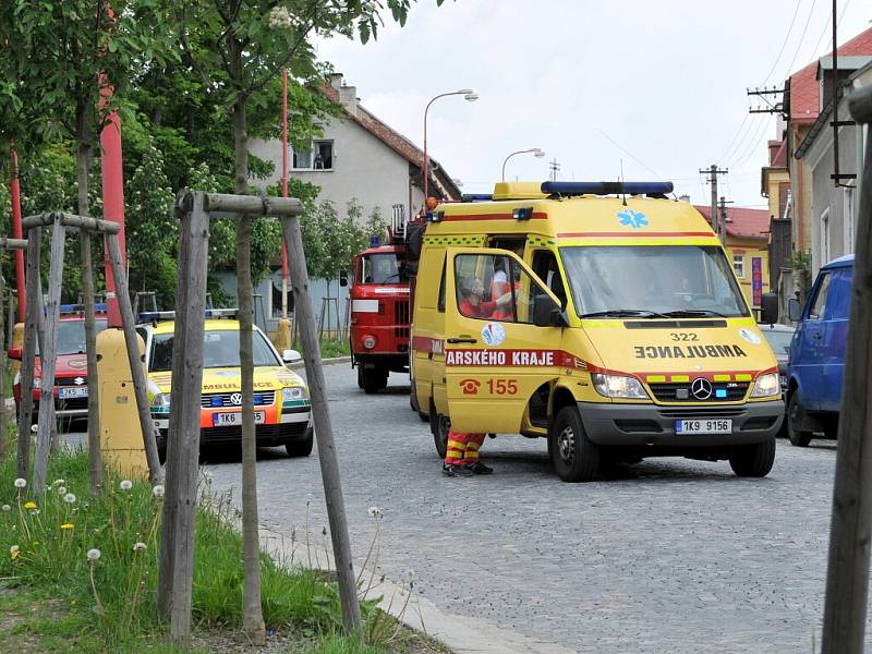 Patrně postel chytila kolem poledne v jednom z pokojů v domě v ašské ulici Gustava Geipela. Podle svědků začali požár hasit sami obyvatelé domu, i přesto ale na místo vyrazili také hasiči.  