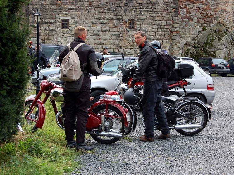 Setkání majitelů motocyklů Jawa a ČZ na Chebsku