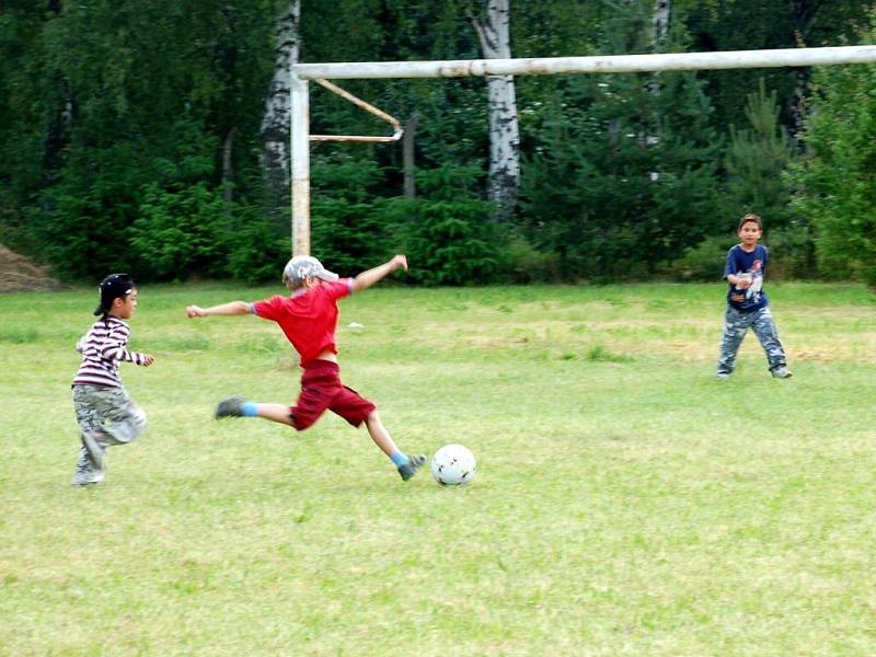 Akce chebských strážníků pro prvňáčky ze 6. základní školy na hřišti U želvy