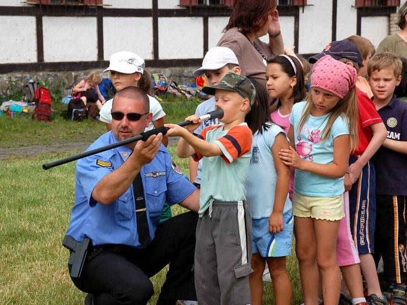 Akce chebských strážníků pro prvňáčky ze 6. základní školy na hřišti U želvy