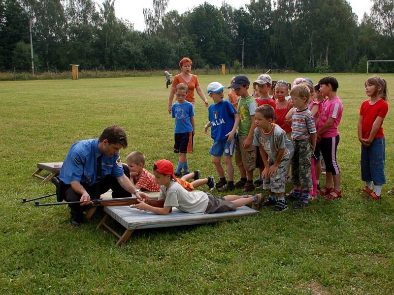 Akce chebských strážníků pro prvňáčky ze 6. základní školy na hřišti U želvy