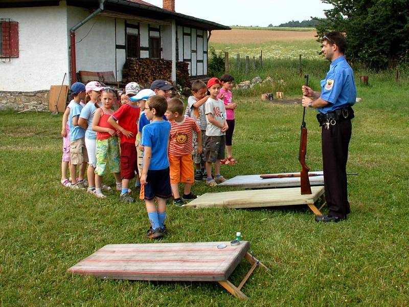 Akce chebských strážníků pro prvňáčky ze 6. základní školy na hřišti U želvy