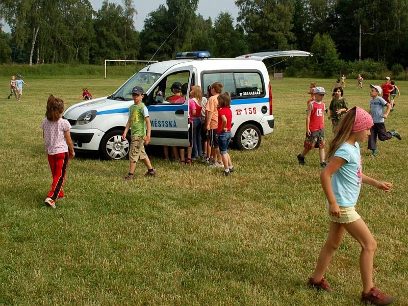 Akce chebských strážníků pro prvňáčky ze 6. základní školy na hřišti U želvy