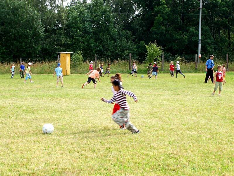 Akce chebských strážníků pro prvňáčky ze 6. základní školy na hřišti U želvy