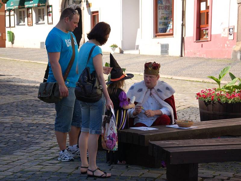 DĚTI Z MATEŘSKÉ ŠKOLY na Malém náměstí na Zlatém vrchu se snažily pátrat po chebské historii na náměstí Krále Jiřího z Poděbrad a na Chebském hradě. 