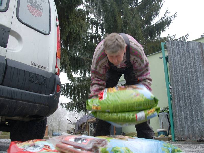 ČLENOVÉ Sboru dobrovolných hasičů Cheb Háje věnovali psímu útulku v Hraničné 8 tisíc korun. Následně vyrazili pejsky vyvenčit.