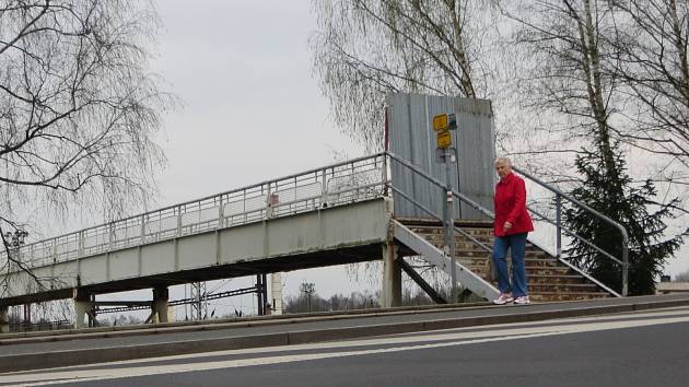 REKONSTRUKCE lávky nad kolejemi chebského nádraží začne nejdříve na začátku příštího roku. Do té doby bude lávka stále pro veřejnost uzavřená.