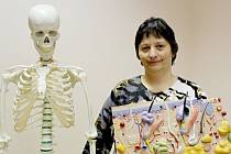 Yvonne Veselá pracuje ve zdravotnictví už desítky let. Ve volném čase učí laiky první pomoci. Ke své práci využívá i model kostry anebo průřez kůže.