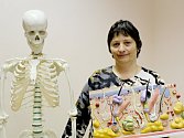 Yvonne Veselá pracuje ve zdravotnictví už desítky let. Ve volném čase učí laiky první pomoci. Ke své práci využívá i model kostry anebo průřez kůže.