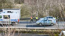 Na hraničním přechodu s Německem v Pomezí nad Ohří kontrolují policisté projíždějící řidiče, jestli nemají zvýšenou teplotu, a zda nejsou nakaženi koronavirem.